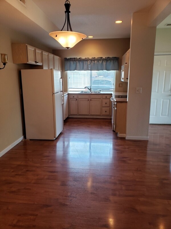 Building Photo - 5225 White Willow Dr