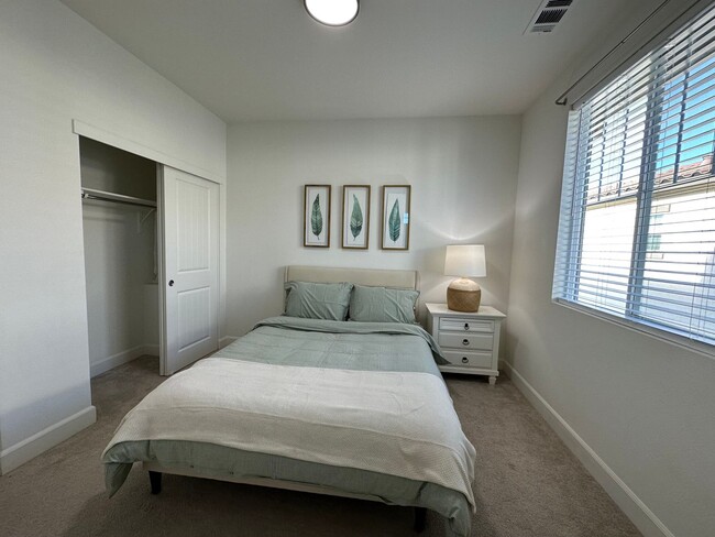 Building Photo - Newer 3 Bed, 2.5 Bath Sea Haven Home for Lease