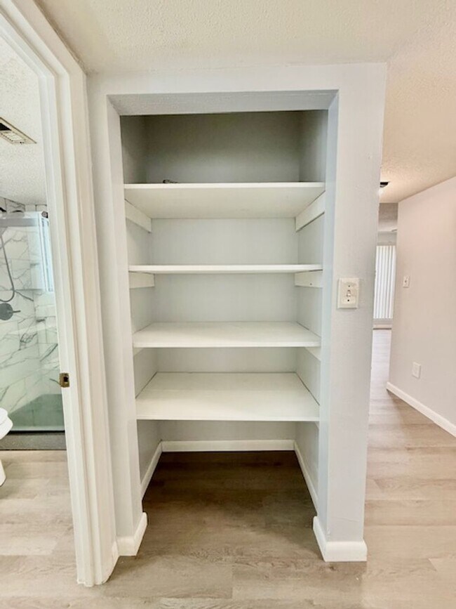 Building Photo - Beautifully remodeled 2 bedroom condo at w...