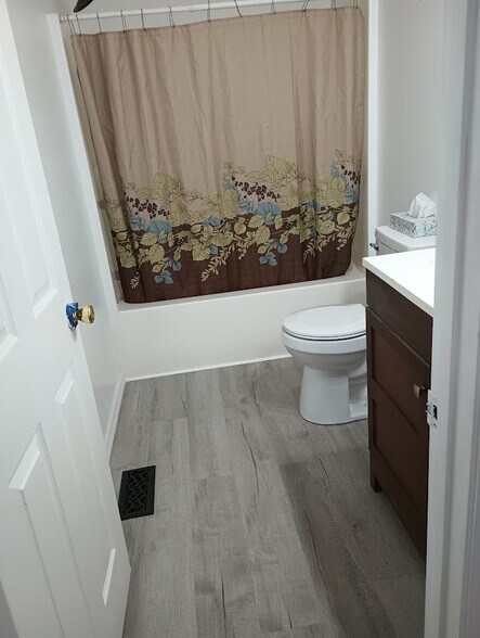 Full tub in 2nd bath - 455 Highland Dr