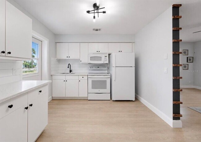 Building Photo - 4933 Victoria Dr