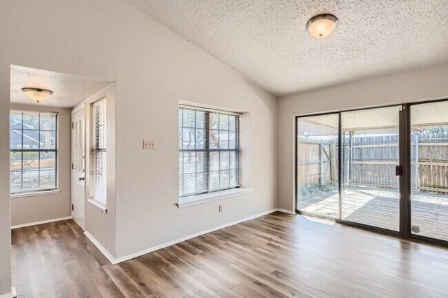 Building Photo - 427 Quintana Dr