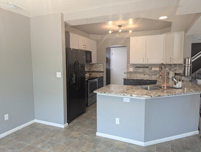 Building Photo - Gorgeous Denver Home - Real Granite Counte...