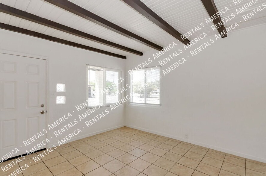 Building Photo - 3048 N Sparkman Blvd