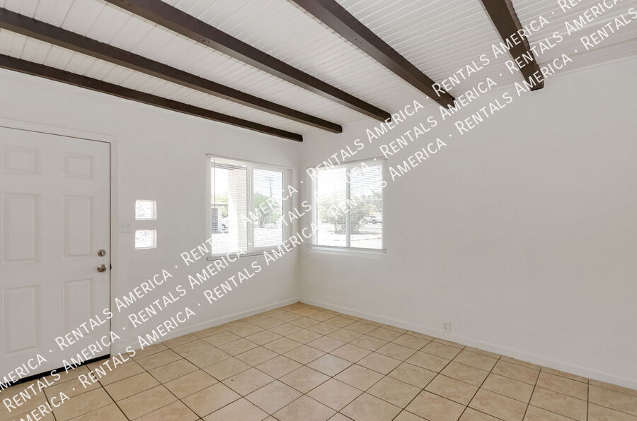 Building Photo - 3048 N Sparkman Blvd