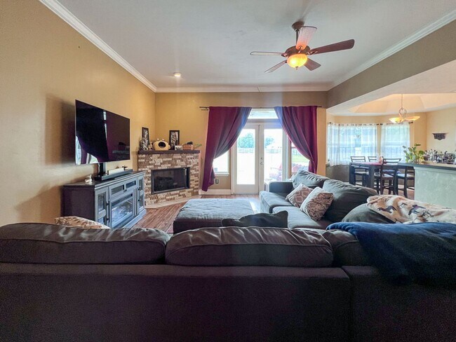 Building Photo - Pet Friendly 3BR/2BA Home on 1 acre in SW Gainesville - available Mid-October!