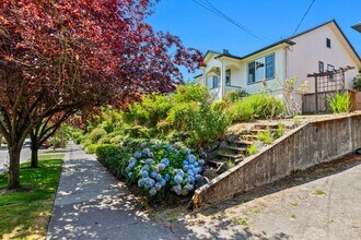 Building Photo - 3bd/1.75ba Seattle Home