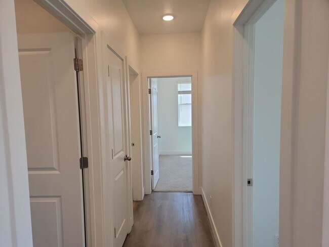 Building Photo - Stylish Desert Color 2 Bedroom Condo. Wash...