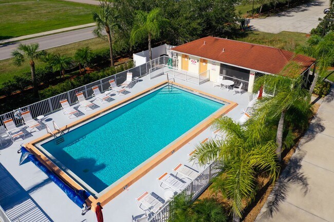 Building Photo - Deep Creek Townhome - Golf Course View (ONE FREE MONTH RENT FOR QUALIFIED APPLICANTS!)