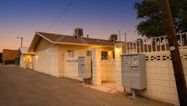 Building Photo - Large Move-In Ready Studio Apartment Near Kirtland AFB
