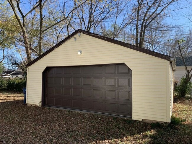 Building Photo - 3 bedroom/2 bath house