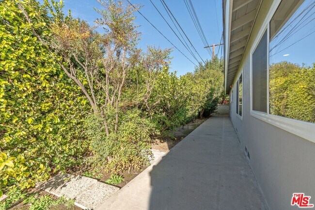 Building Photo - 22563 Tiara St