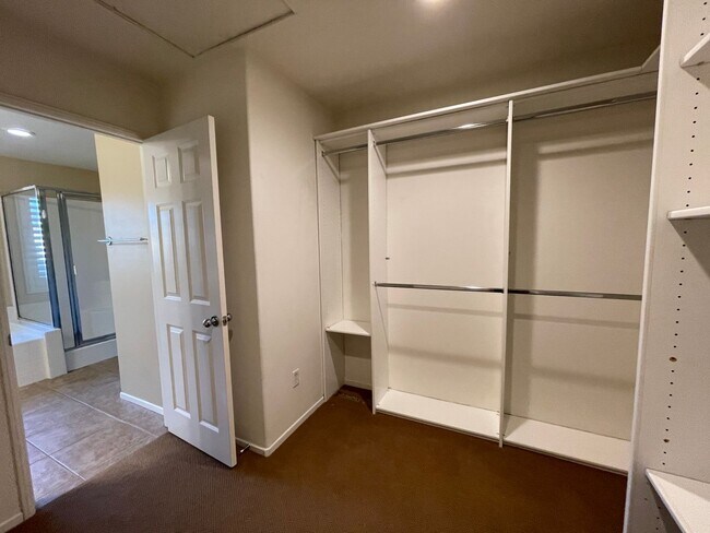 Building Photo - 3 bedroom, 2.5 bath Home located in the Gated College Lane Community in Redlands, CA