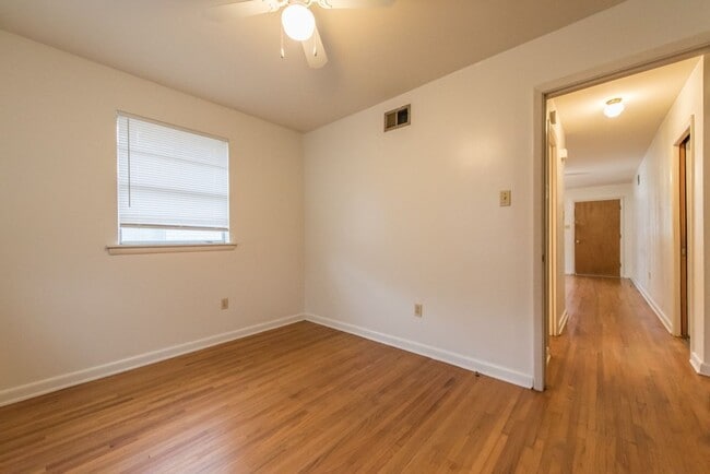 Building Photo - 2 Bedroom 1 Bathroom Home With Carport.