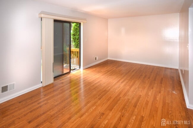 Building Photo - 202 Hidden Village Dr
