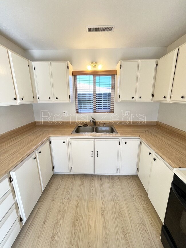 Building Photo - 687 Vallie Ct