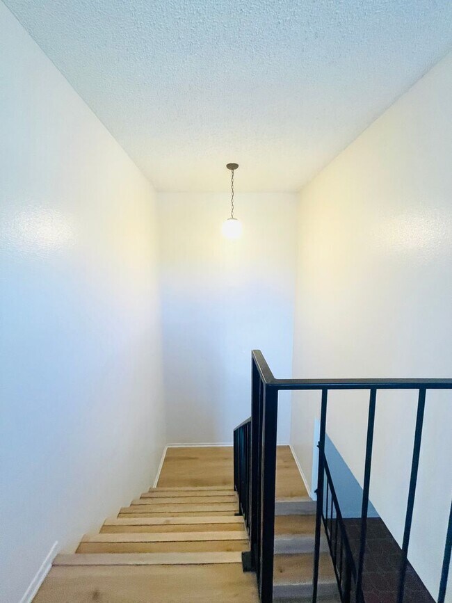 Building Photo - 807