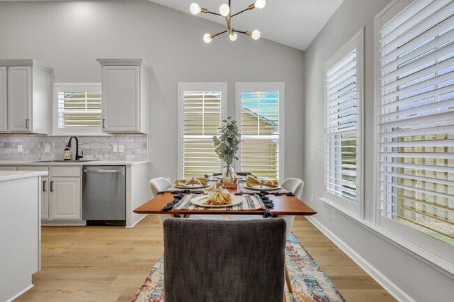 Building Photo - Executive Home in Convenient Location