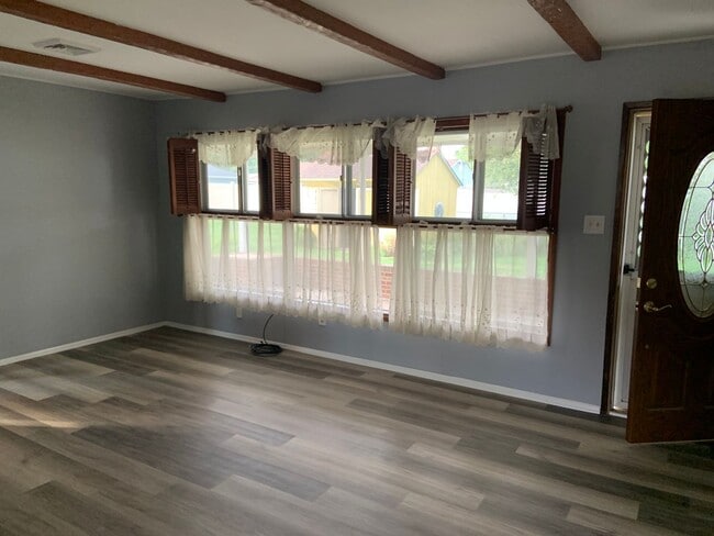 Building Photo - Beautiful Large 3 bedroom 2 bath in Levitt...