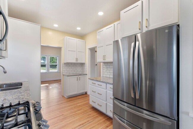 Building Photo - 2 Bedroom 1 Bath Duplex