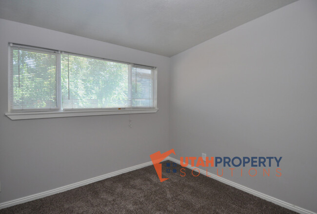 Building Photo - 559 E 800 S