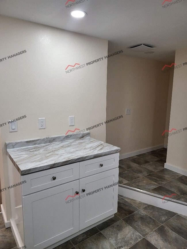 Building Photo - R290