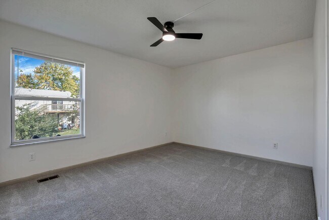 Building Photo - 950 Robmeyer Dr