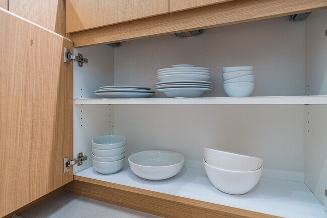 Building Photo - Fully furnished 1-bed, 1-bath, 1-parking a...