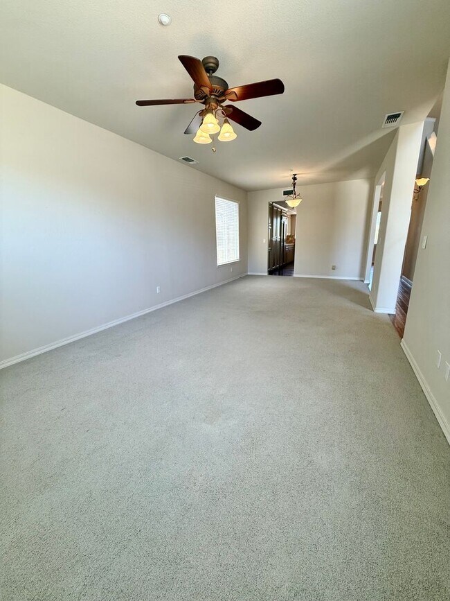 Building Photo - 3 BEDROOM 2 BATH HOME IN TEMPLETON!! MOVE IN READY