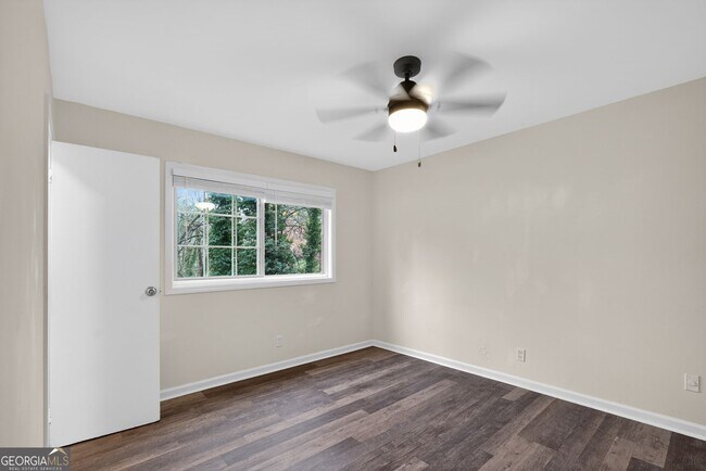 Building Photo - 2520 Peachwood Cir NE