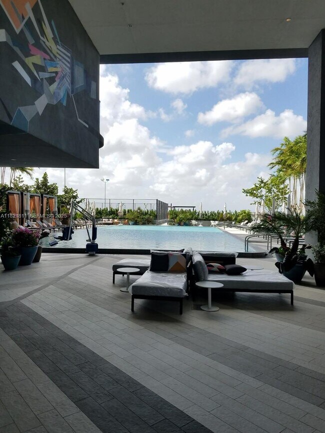 Building Photo - 121 NE 34th St