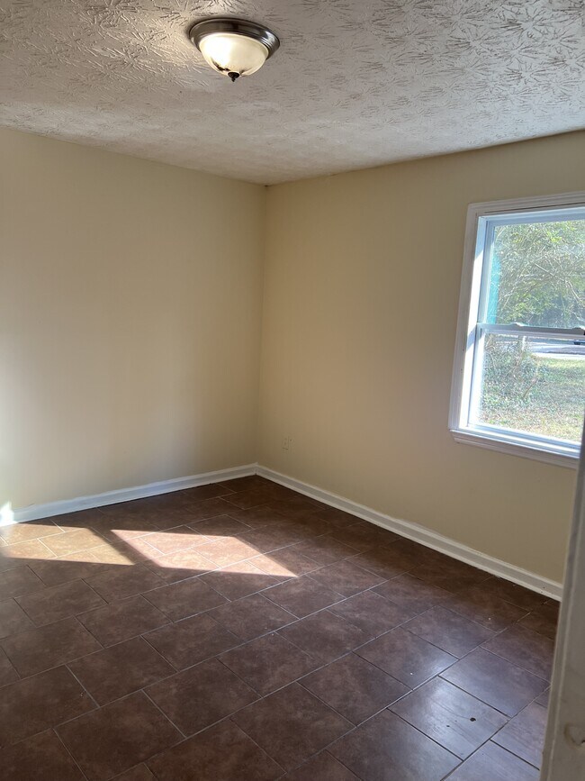 Building Photo - 853 Hemingway Rd