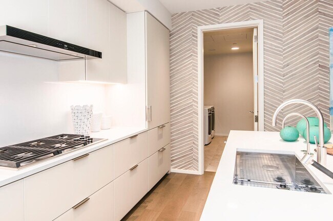 Building Photo - Park Lane Garden Suite