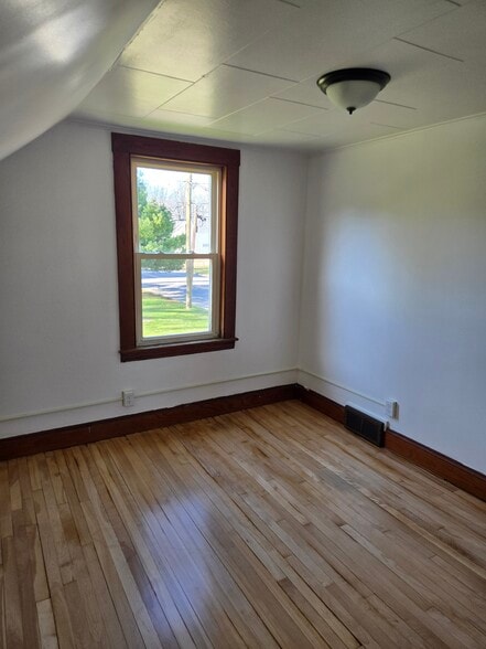 Building Photo - 521 Riverside Dr