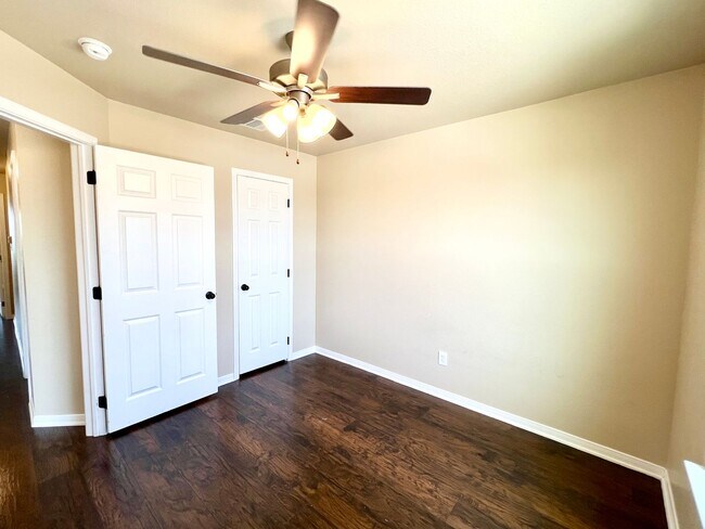 Building Photo - ~3 bedroom, 2.5 bath with balcony and priv...
