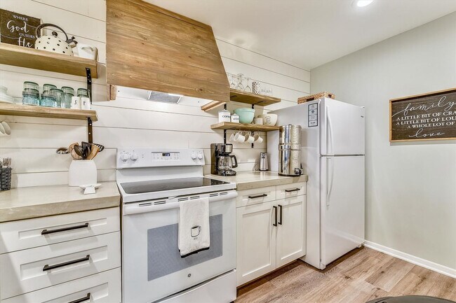 Building Photo - 11222 Hutchison Blvd