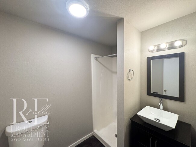 Building Photo - Modern Split-Level Home with Two Living Spaces & Expansive Yard in Port Orchard