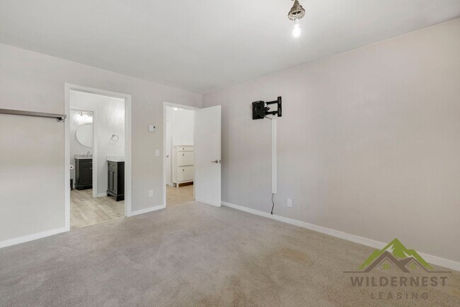 Building Photo - Steps to the Runs, Mountain Views, Spacious Ski Run 1 Bedroom Condo