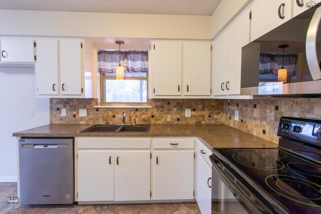 Building Photo - 1302 Mockingbird Dr