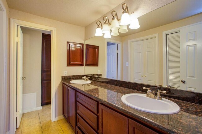 Building Photo - 2255 Braeswood Park Dr