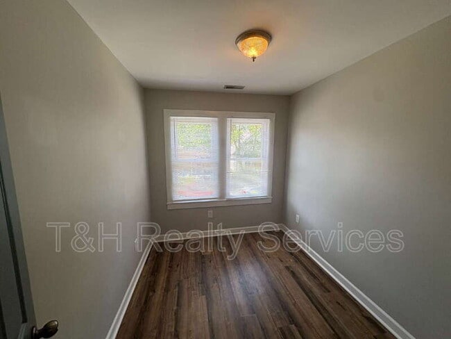 Building Photo - 637 N Gray St