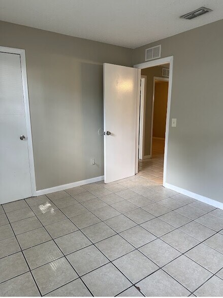 Building Photo - 2826 Green Acres Ave