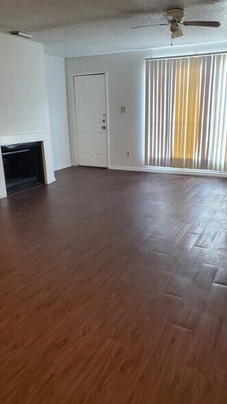 Living - 15536 Weldon Dr