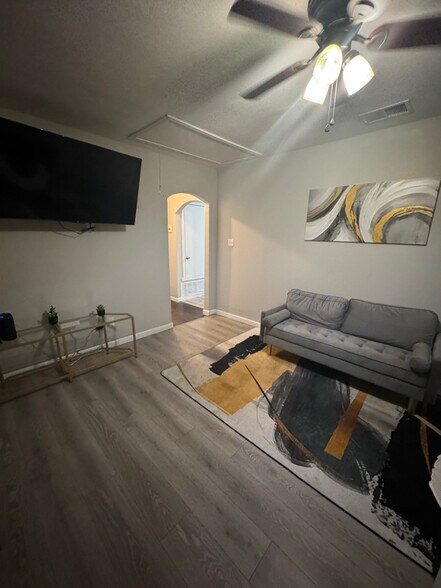 Primary Photo - 1334 W Ridgewood Ct