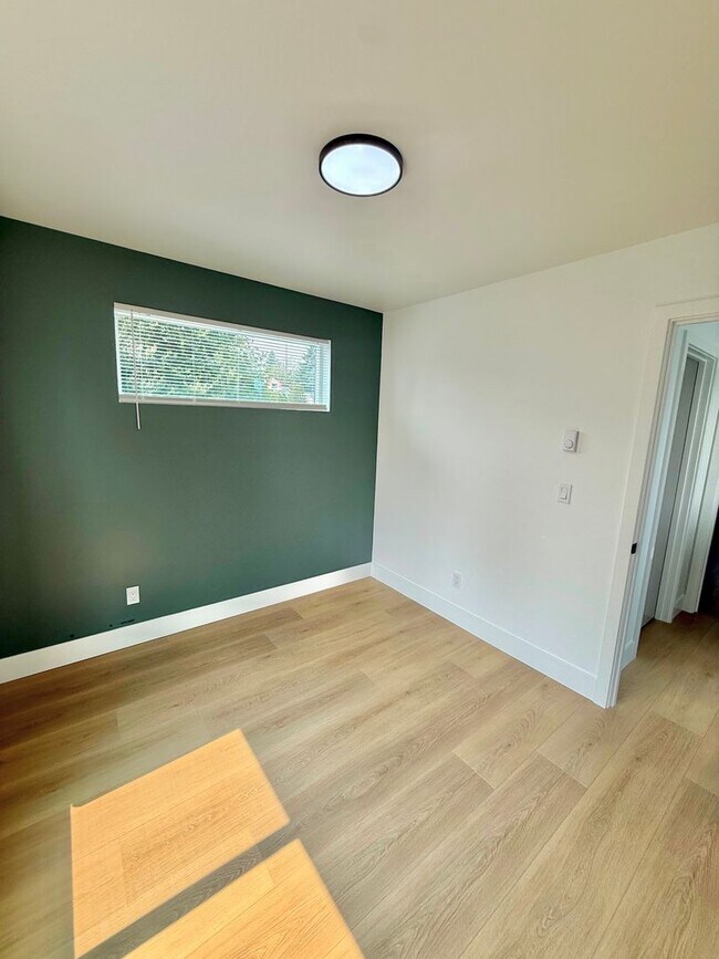 Building Photo - Spacious 3-Bedroom Townhome in the Heart of Greenwood