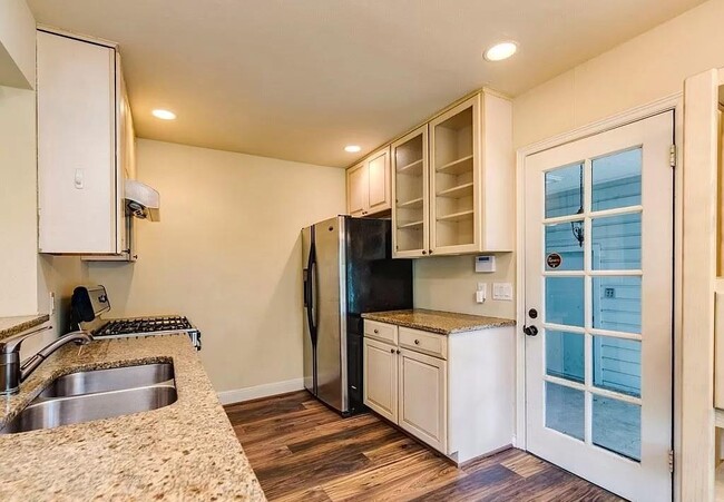 Building Photo - 4902 Valley Oak Dr