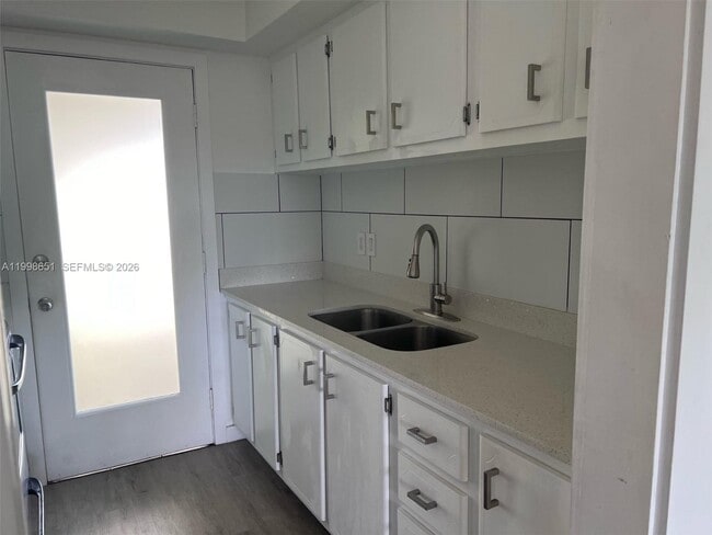 Building Photo - 1350 E Sample Rd