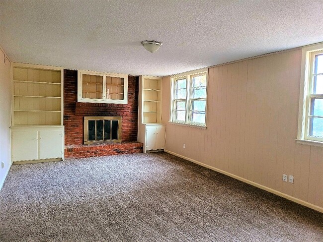 Building Photo - 109 Evergreen Ln