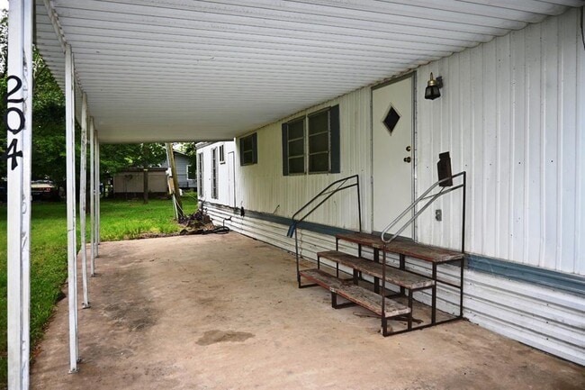 Primary Photo - 204 N Ave G