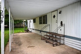 Building Photo - 204 N Ave G